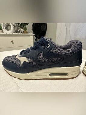 Nike Kids Navy and Cream Low-Top Sneakers